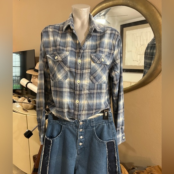 5/25$ Must Buy 5!! PICK ONE!!2 Flannel like shirts Burton & Buffalo medium large - Picture 1 of 9